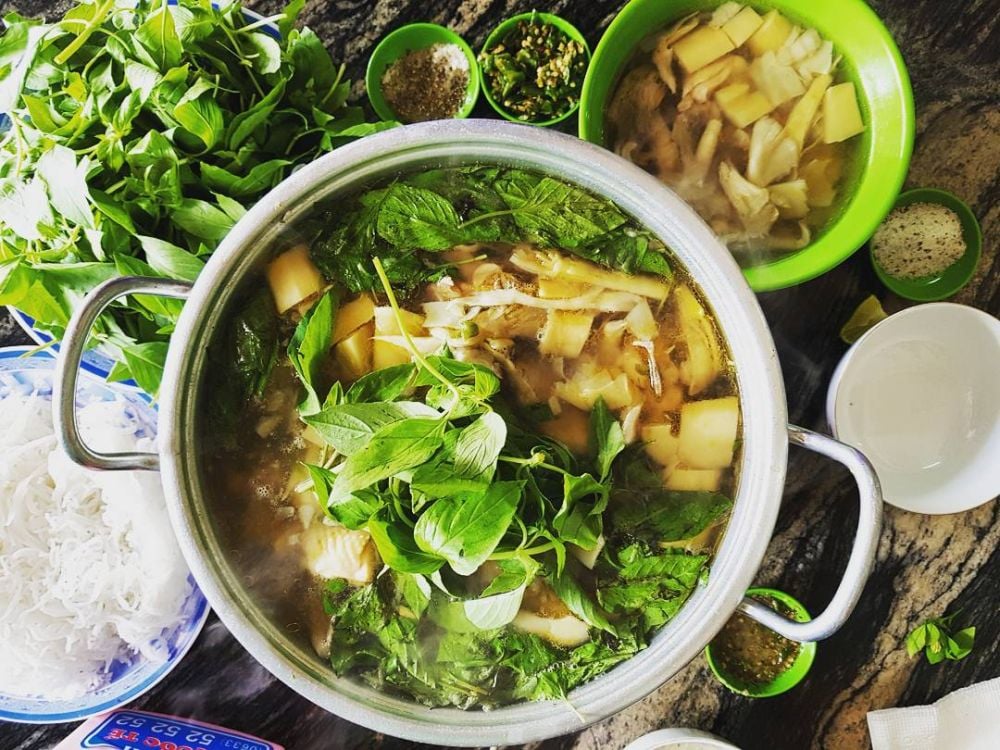 Thưởng thức lẩu gà lá é ngọt thanh
